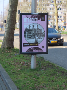 912560 Afbeelding van een billboard met een affiche van Het Utrechts Archief (Hamburgerstraat 27), voor de ...